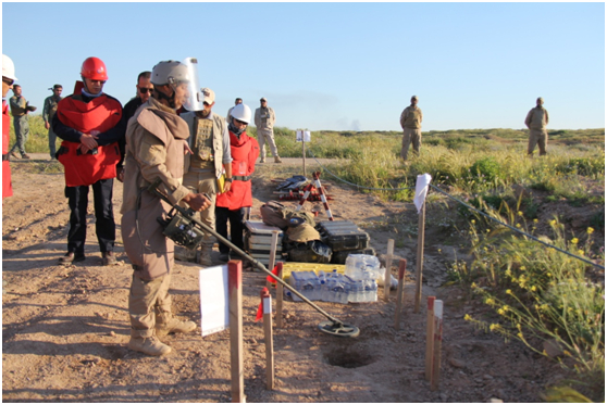  米桑油田的排雷人员示范排雷操作过程。周輖摄