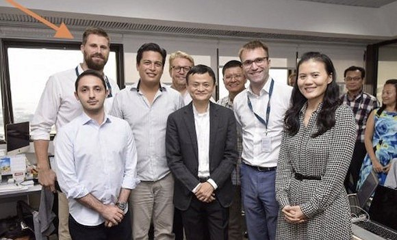 Maximilian Bittner（后排左一）与马云、彭蕾合影