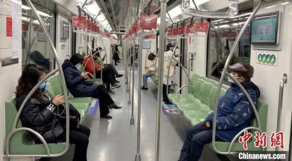 注意！4月起地铁上不得吃韭菜盒子，禁止手机外放