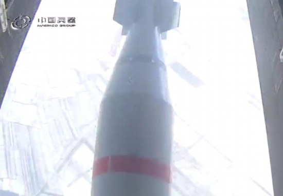  视频中出现的巨型炸弹的投掷画面