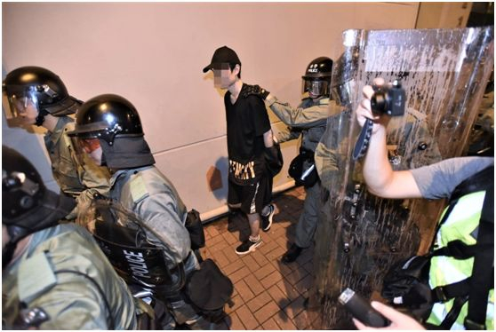  警方在旺角警署外拘捕多人。图源：《星岛日报》