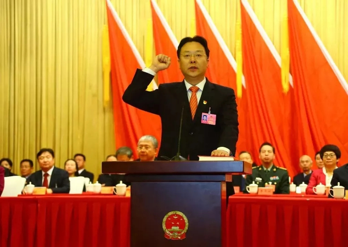 　新当选的天津市武清区区长倪斌进行庄严的宪法宣誓&nbsp; &nbsp;天津市武清区人民政府网站 图