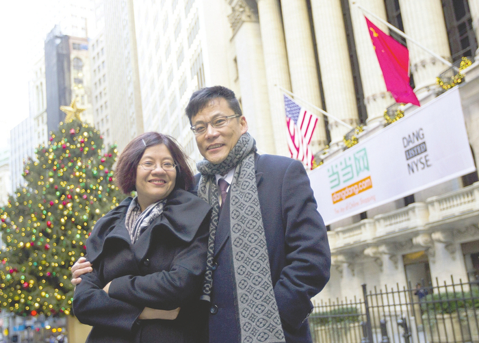 　　▲2010年12月8日当当网上市，当当网CEO李国庆与妻子、当当网联合创始人俞渝在纽约证券交易所外合影 视觉中国图