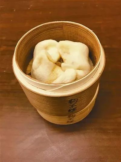 ▲普京现场包的包子。（图片由狗不理集团提供）