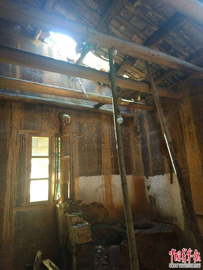 李锦莲老家的房屋丢了多处瓦片。李春兰一度寻思，父亲出狱之后把屋顶补好。中国青年报·中青在线记者&nbsp;卢义杰/摄