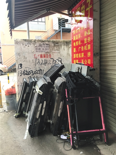 8月3日，大石街小巷中随处可见的电视机部件。