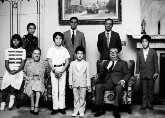 蒋经国夫妇与儿孙们在一起