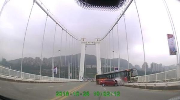 过站乘客与司机的肢体冲突而造成公交车失控坠江。 新华社 图