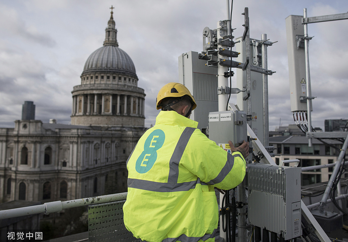 2019年3月15日，英国伦敦，英国移动运营商EE的工程师在检查华为5G设备 图自视觉中国