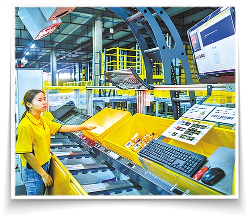 苏宁云仓工人通过SCS旋转库拣选系统进行商品拣选。 （资料图片）