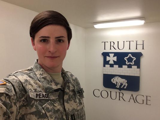 资料图片：美军詹妮弗·皮斯上尉的自拍照。（图片来源于网络）