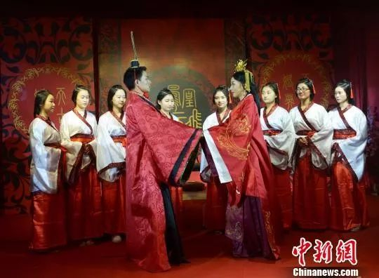 江西省上饶市一对新人身着艳丽的汉服，开启一场古典民俗婚礼。艾世民　摄