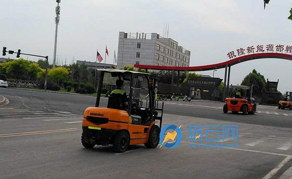 有三名员工将叉车从广通汽车厂区开往电池厂区