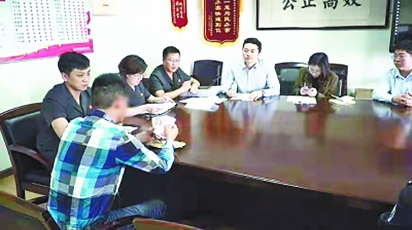 侵权被执行人当场用现金支付执行款。武汉晚报 图