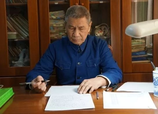  图为曾庆存院士工作照