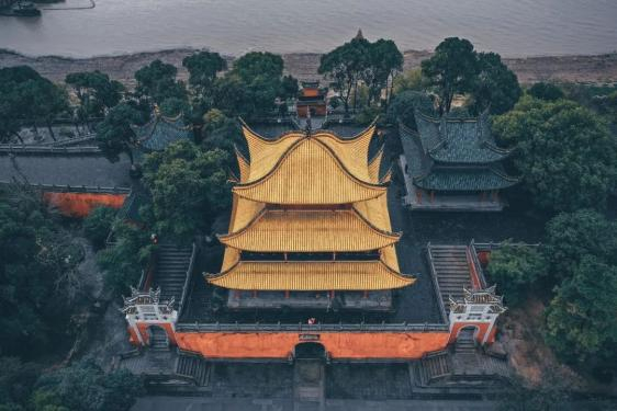 ▲ 雨中的岳阳楼，所谓“淫雨霏霏，连月不开。阴风怒号，浊浪排空”。 摄影/李琼