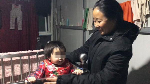 李利娟和孩子 澎湃新闻记者 林虞之 图