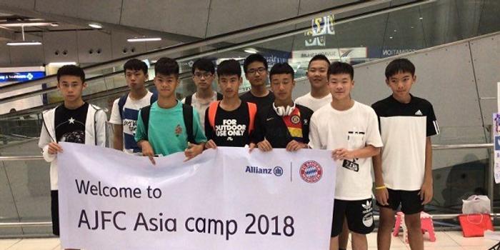 10位中国足球少年踏上追梦之旅 赴曼谷参加安