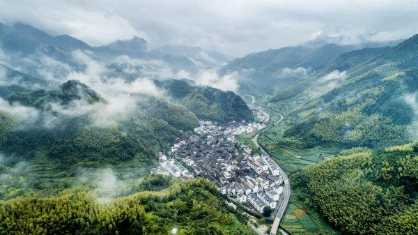 航拍磐安县盘峰乡榉溪村：雨后云雾飘渺 美若仙境