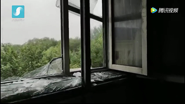 许多旅客从窗户逃生 央视视频截图