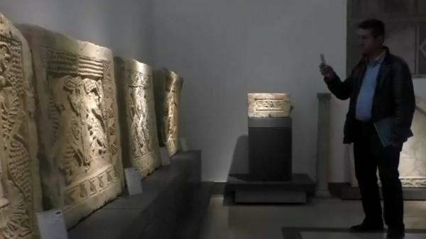 参观者在参观重新开放的博物馆内参观