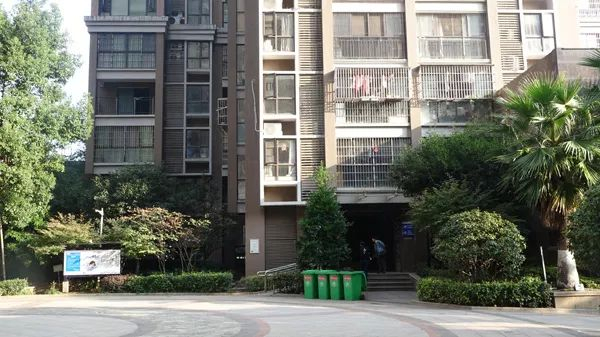 6栋一出门即为小区广场，中间2楼为周菊梅家。