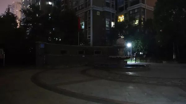 事发后，小区广场安静了许多。