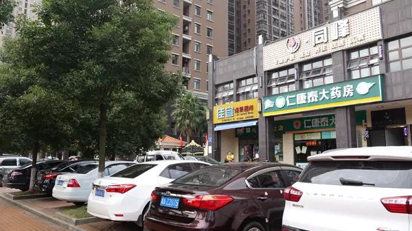 小区外面商铺门口停满了车，没地方跳舞。