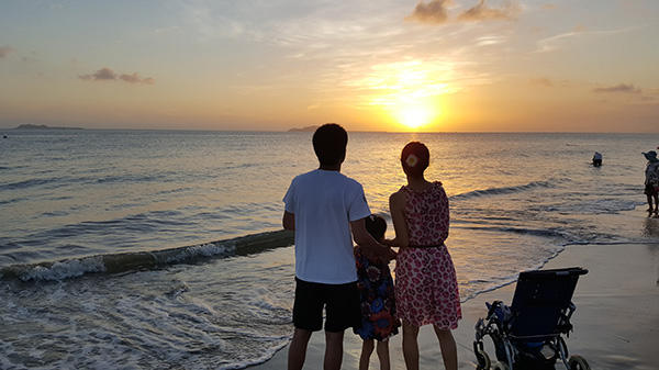 yoyo一家三口在夕阳下&nbsp;受访者供图