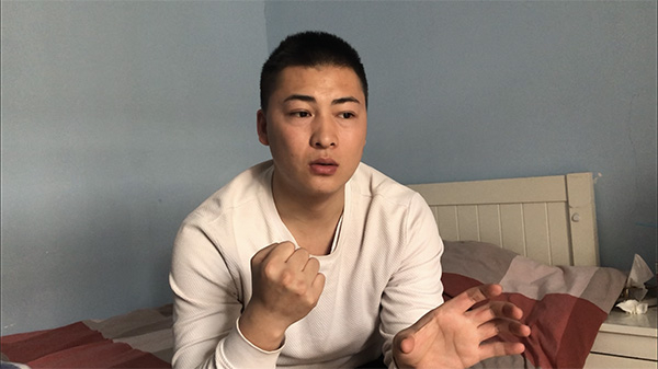 赵宇向记者描述2018年12月26日晚的情形。本文图均为 澎湃新闻记者 王选辉 图