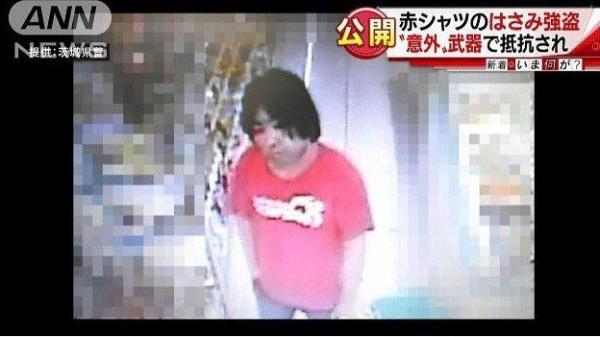 （图为茨城县警方提供的当时青叶真司抢劫便利店的监控录像画面）