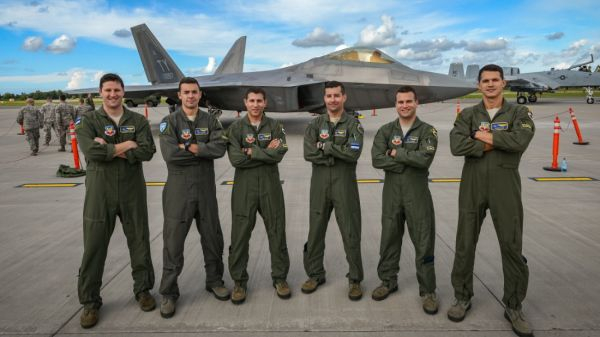 资料图片：美空军飞行员与F-22隐身战机合影。（美空军官网）