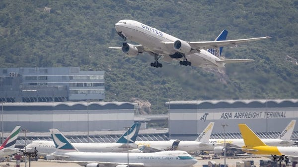  美联航飞机从香港国际机场起飞