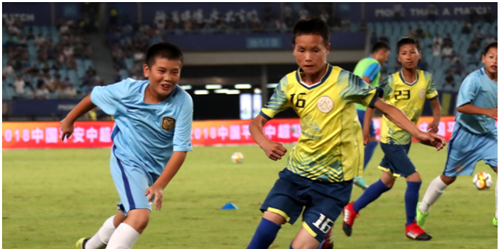 江苏苏宁易购足球公益再添重彩一笔!彝族少年