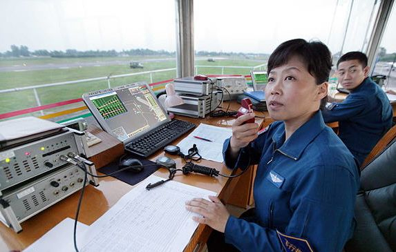  程晓健进行飞行指挥工作。