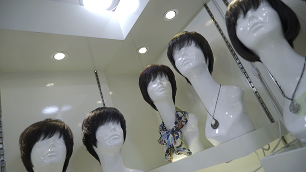 假发店的假发发型都比较简单，以逼真为追求。 澎湃新闻记者 吴越 图