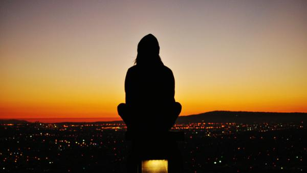 　　两人的死亡像一块小石头，在自杀群这条暗河中打出了一点小浪花，很快便沉到了河底，无人问津。视觉中国 资料图