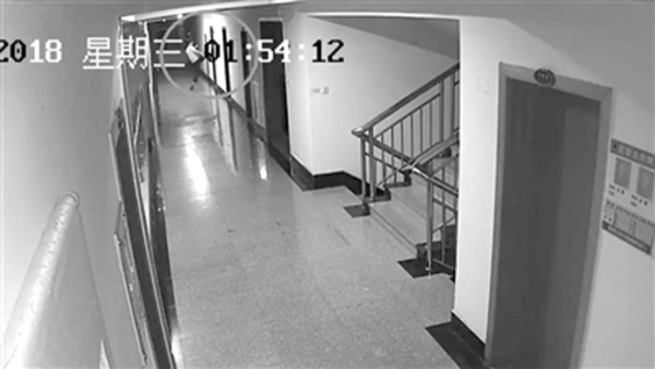  监控拍下了谭鑫踹开金健勇办公室门的情景
