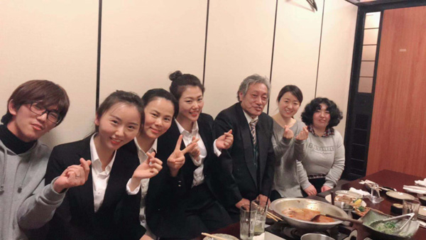 在埼玉，中国员工们与单元领导小组一起吃饭的照片