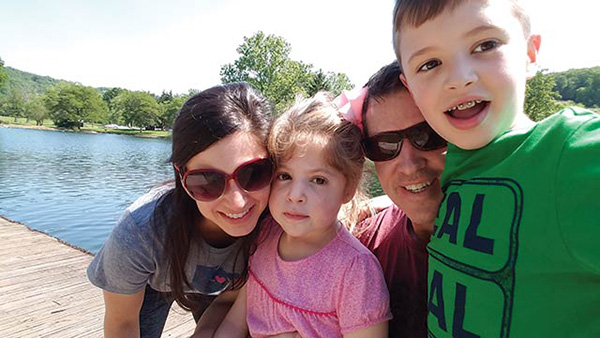 Eliza（左二）和她的家人