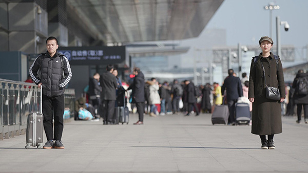 　　2019年1月27日，沈娇娇和陈永志相约在上海虹桥站，一同乘坐高铁回江西过年。&nbsp;本文图均为 澎湃新闻记者 张宇 实习生 李净先 图