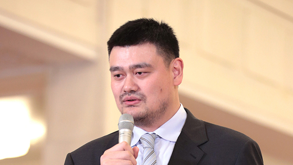 全国政协委员姚明在“委员通道”接受采访。新华社记者 才扬 摄