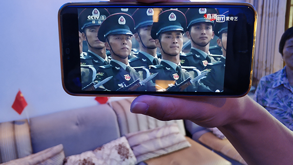 预备役部队方阵接受检阅，后排右一为张豪