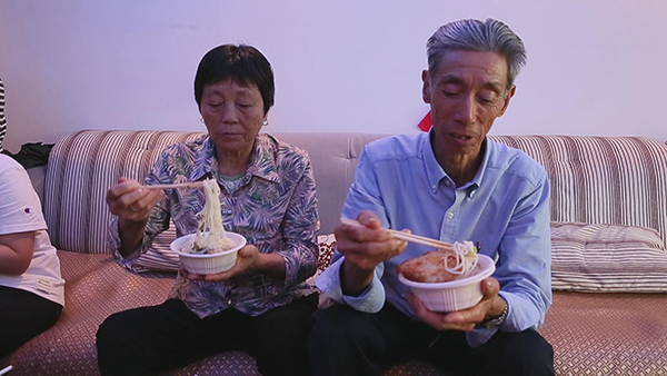 张松明和妻子在吃国庆面