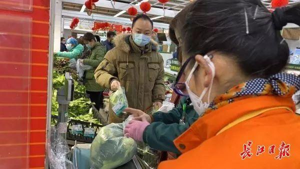 轮流全面消杀！武汉中百武商等大超市货量平稳，市民请按需购买