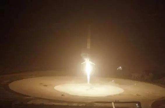 ▲SpaceX公司成功发射新型火箭Falcon 9 FT，并在发射10分钟后回收一级火箭。 图/新华社