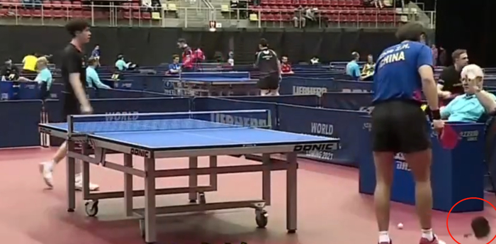 王楚钦将球拍扔到对手脚下。网络截图