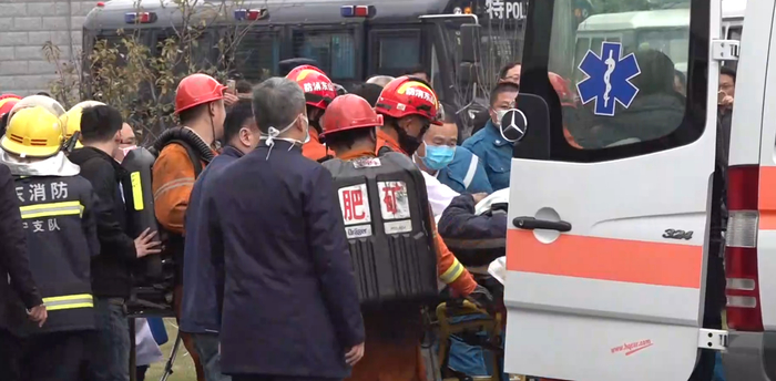被困矿工被送上救护车。 新京报记者 朱必胜 李阳 摄