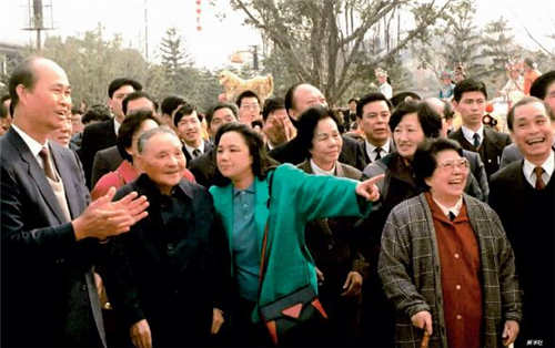 1992年岁首，邓小平同志在深圳中国民俗文化村参观。