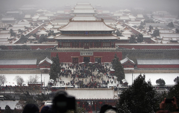 从景山远眺，故宫雪景一览无余。